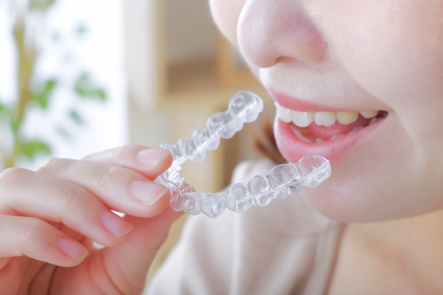 目立たない矯正装置で美しく健康に
